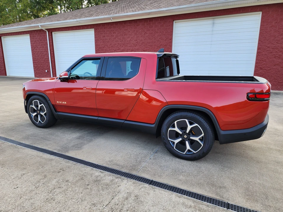 2023 Rivian R1T - Image 10 of 31