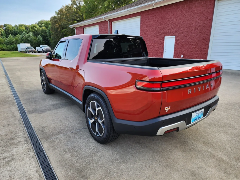 2023 Rivian R1T - Image 9 of 31