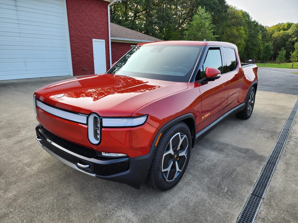 2023 Rivian R1T - Image 2 of 31