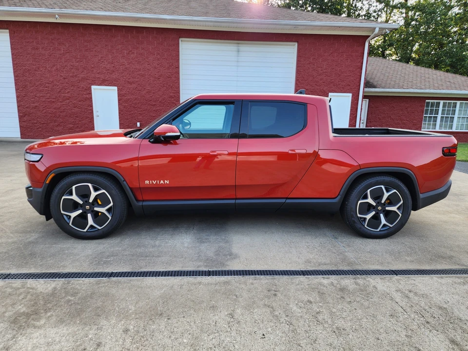 2023 Rivian R1T - Image 12 of 31