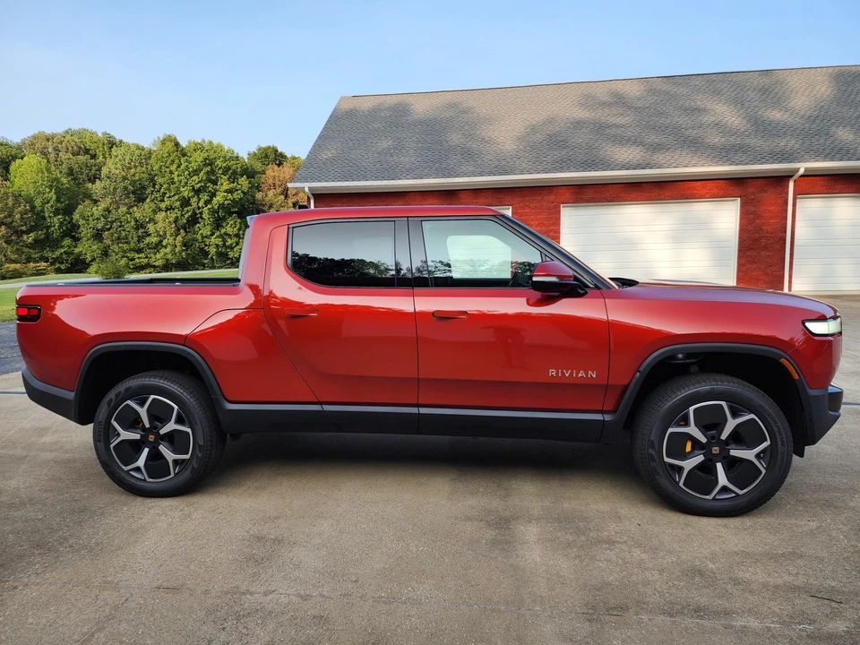 2023 Rivian R1T - Image 18 of 31