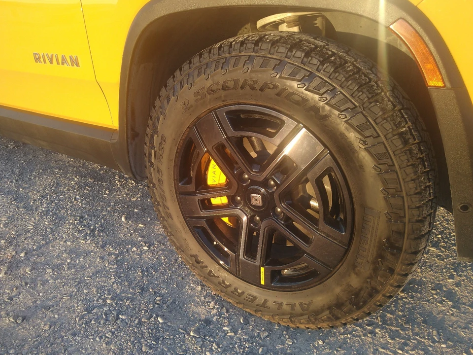2023 Rivian R1T - Image 10 of 21