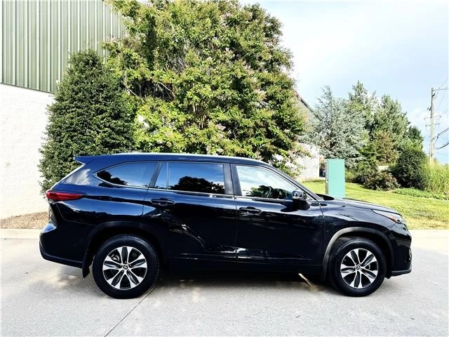2023 Toyota Highlander - Image 2 of 21