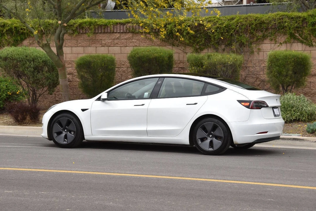 2023 Tesla Model 3 - Image 3 of 12