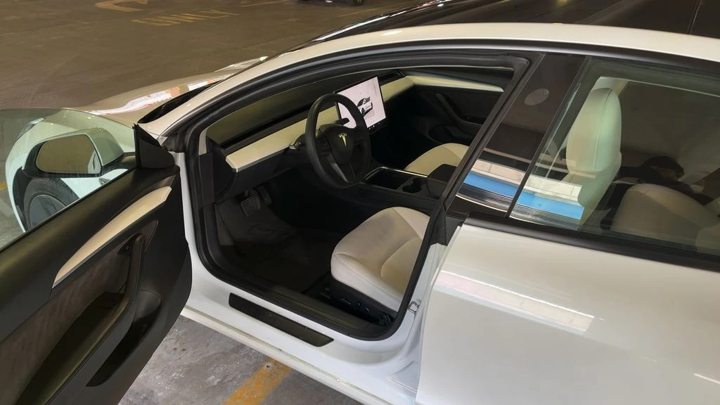 2023 Tesla Model 3 - Image 5 of 6