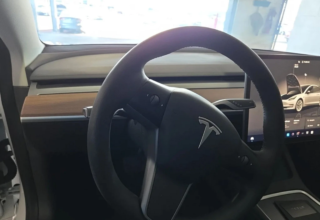 2023 Tesla Model 3 - Image 6 of 10