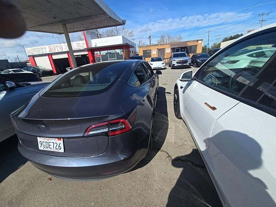 2023 Tesla Model S - Image 2 of 10