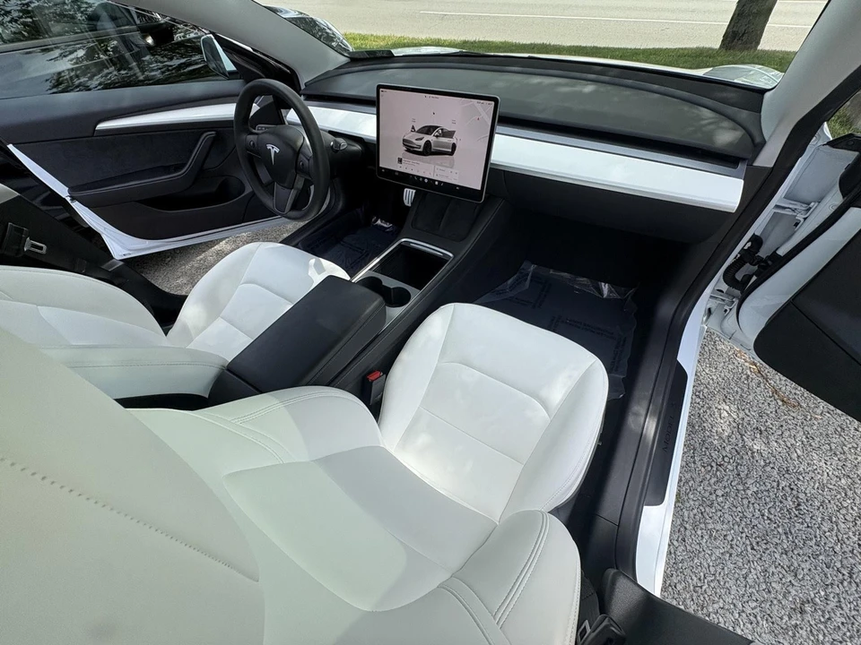 2023 Tesla Model 3 Performance - Image 16 of 18