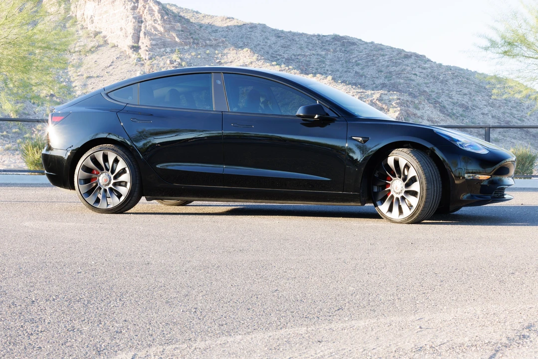 2023 Tesla Model 3 Performance - Image 25 of 31