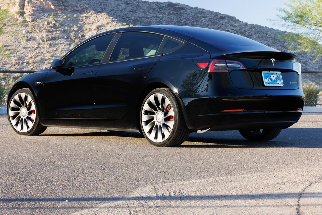 2023 Tesla Model 3 Performance - Image 15 of 31