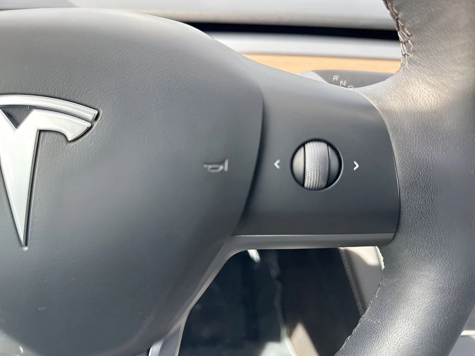 2023 Tesla Model 3 Performance - Image 17 of 31