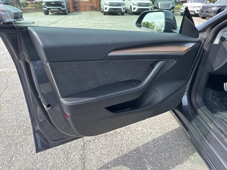 2023 Tesla Model 3 Performance - Image 28 of 31