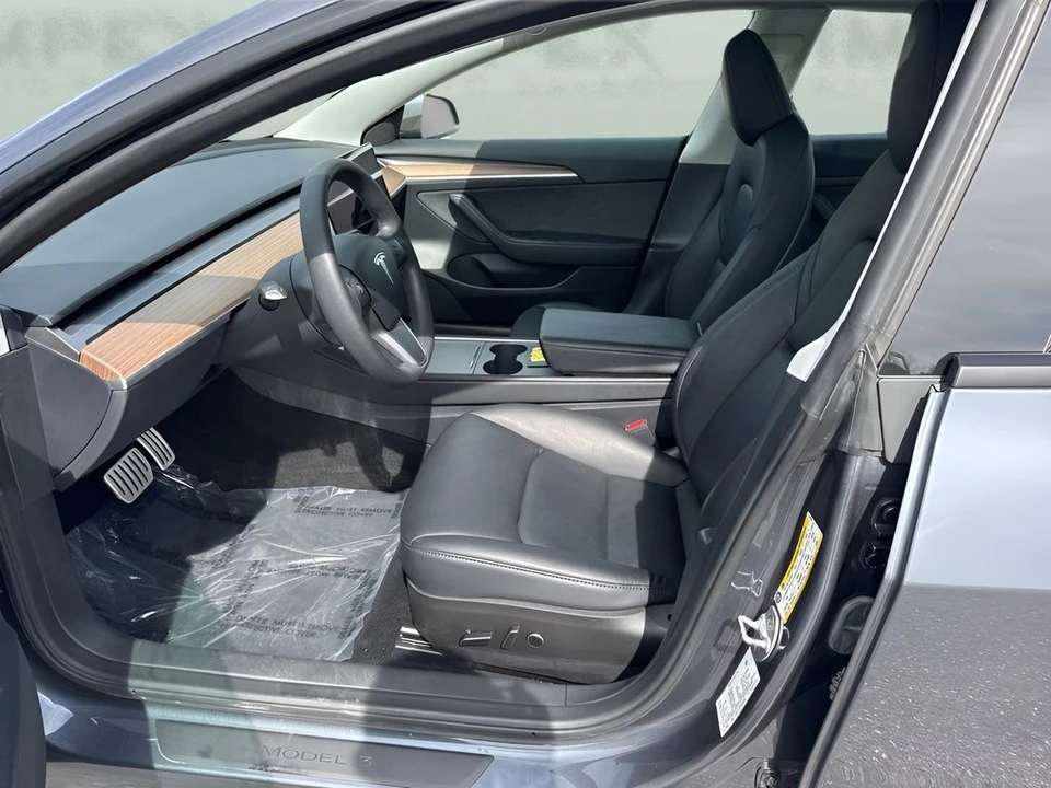 2023 Tesla Model 3 Performance - Image 9 of 31