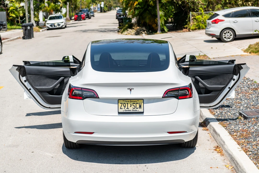 2023 Tesla Model 3 - Image 9 of 31