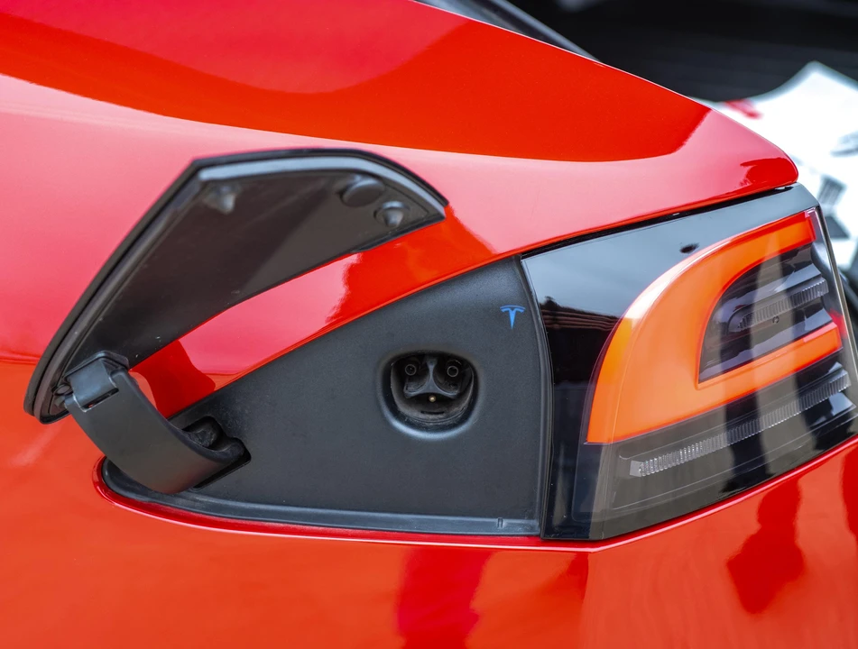 2023 Tesla Model S - Image 21 of 31