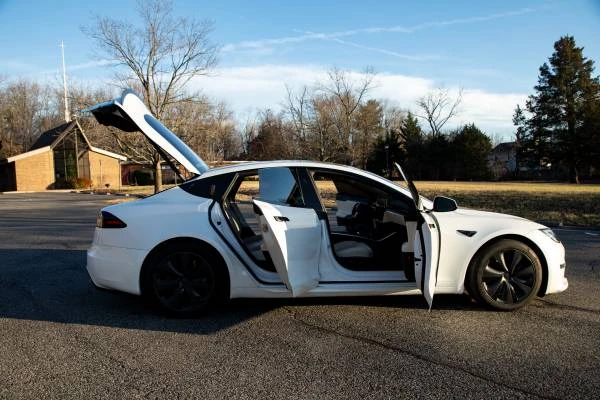 2023 Tesla Model S Plaid - Image 9 of 21