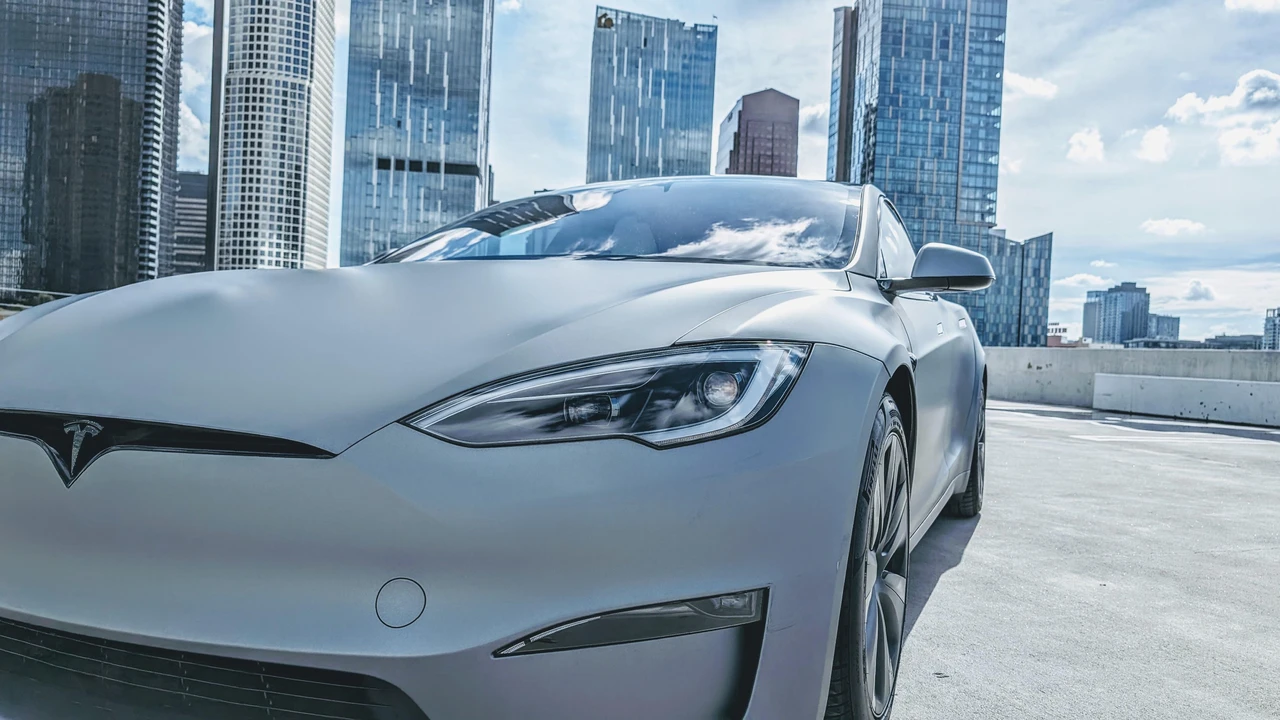 2023 Tesla Model S Plaid - Image 16 of 31