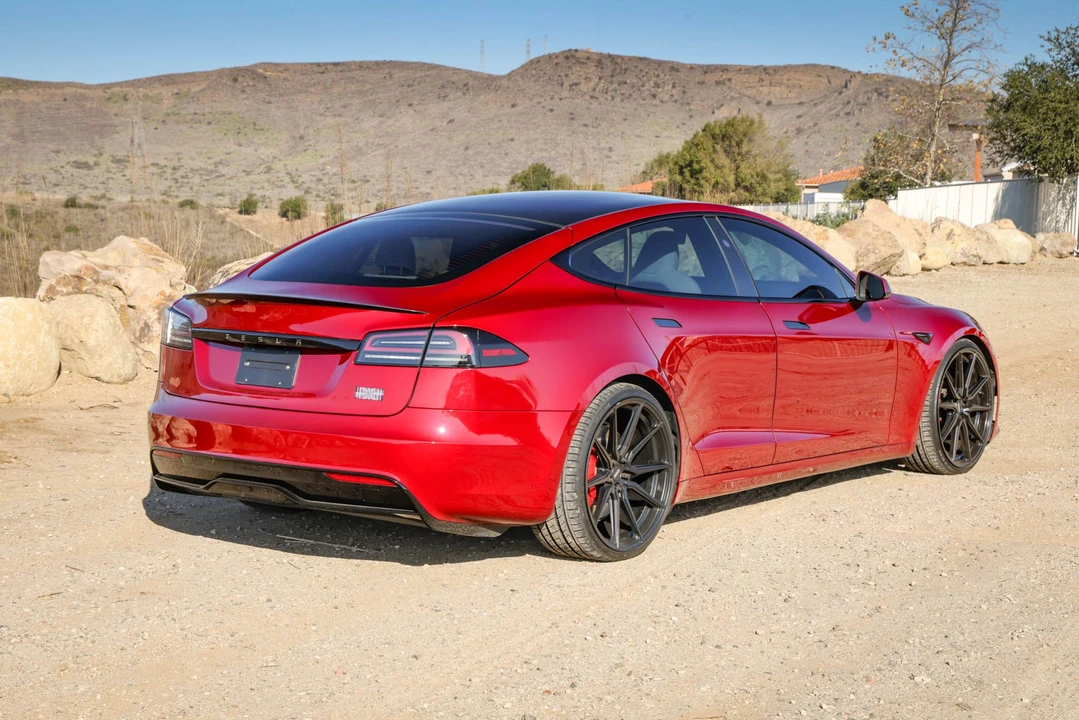2023 Tesla Model S Plaid - Image 9 of 31