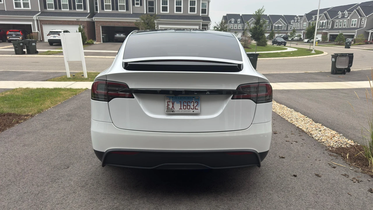 2023 Tesla Model X - Image 12 of 31