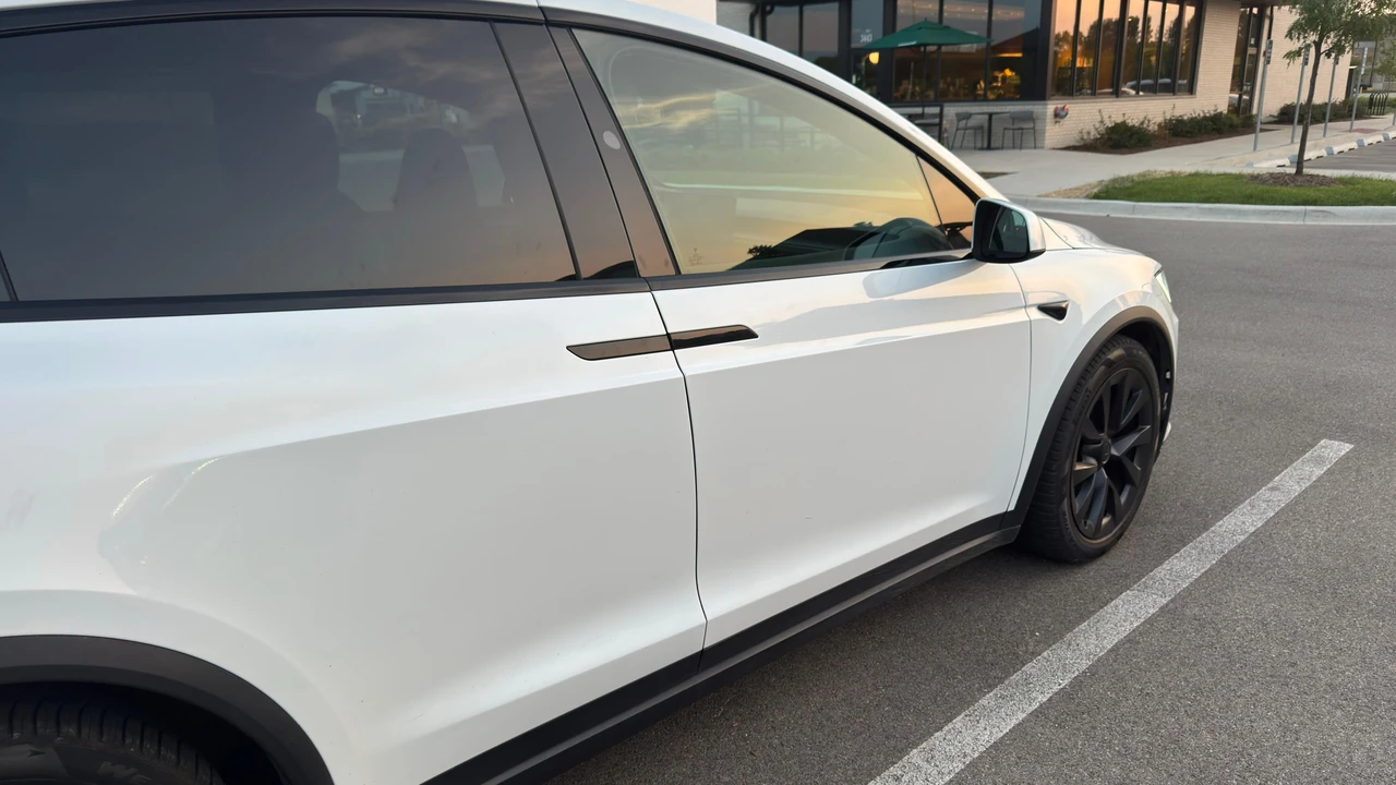 2023 Tesla Model X - Image 19 of 31