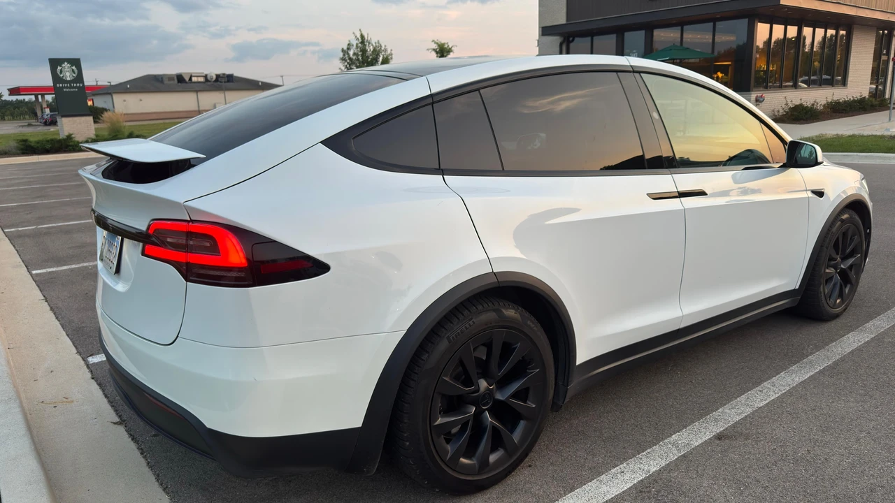 2023 Tesla Model X - Image 14 of 31