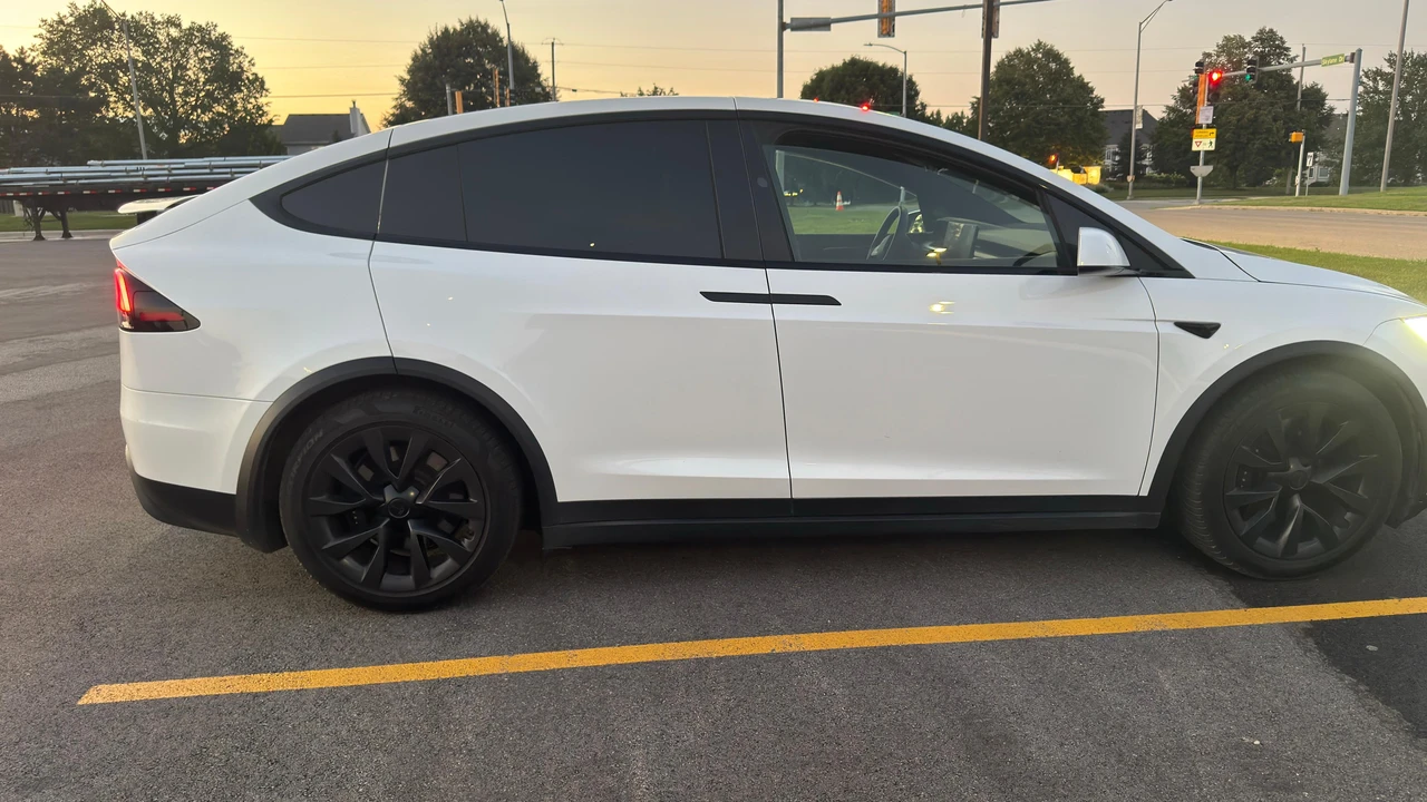 2023 Tesla Model X - Image 15 of 31