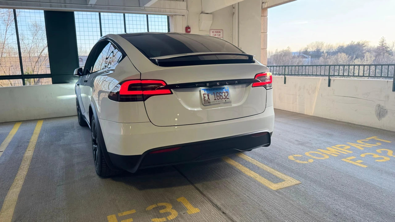 2023 Tesla Model X - Image 11 of 31