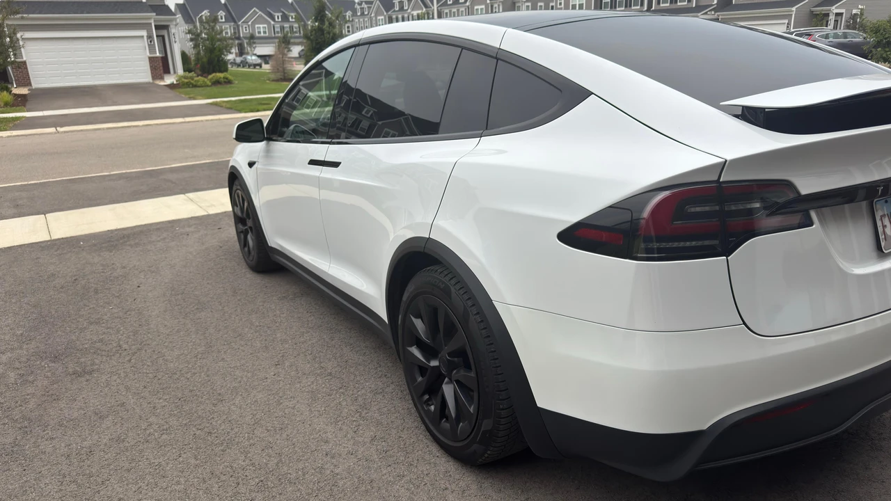 2023 Tesla Model X - Image 17 of 31
