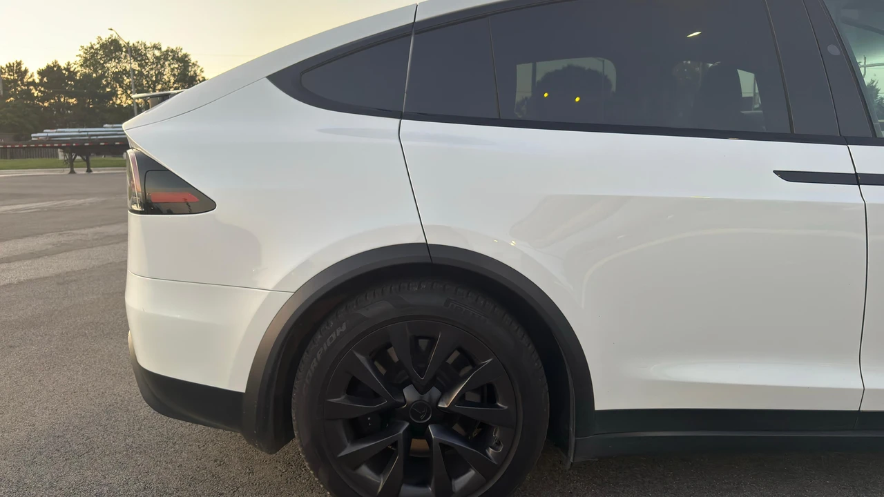 2023 Tesla Model X - Image 24 of 31