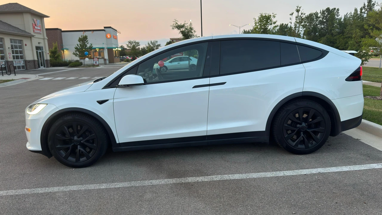 2023 Tesla Model X - Image 8 of 31