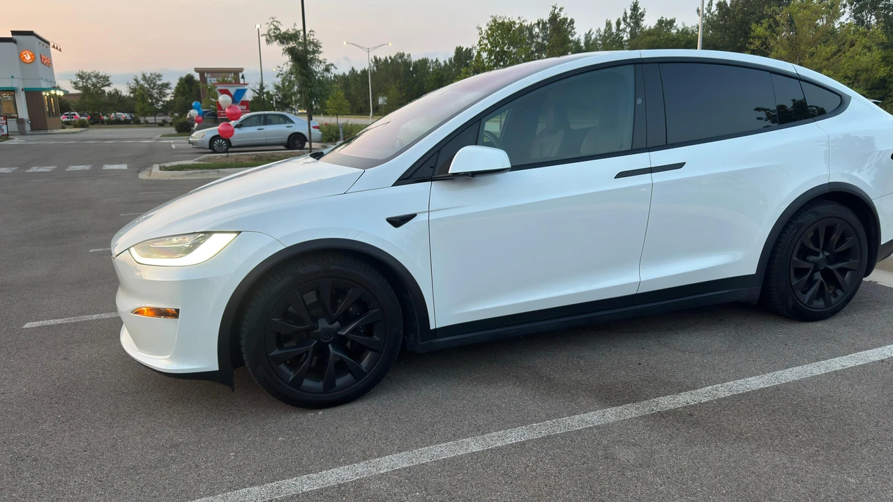 2023 Tesla Model X - Image 7 of 31