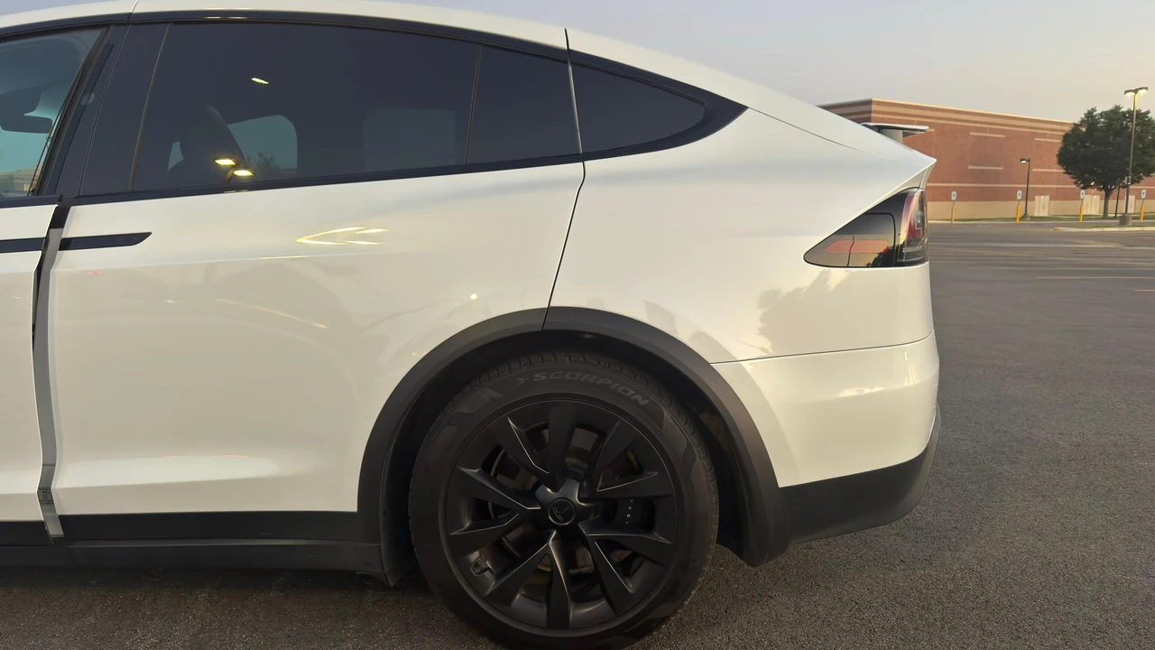 2023 Tesla Model X - Image 23 of 31
