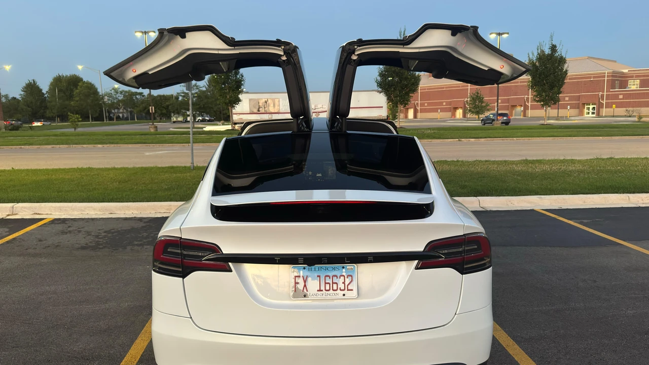 2023 Tesla Model X - Image 16 of 31