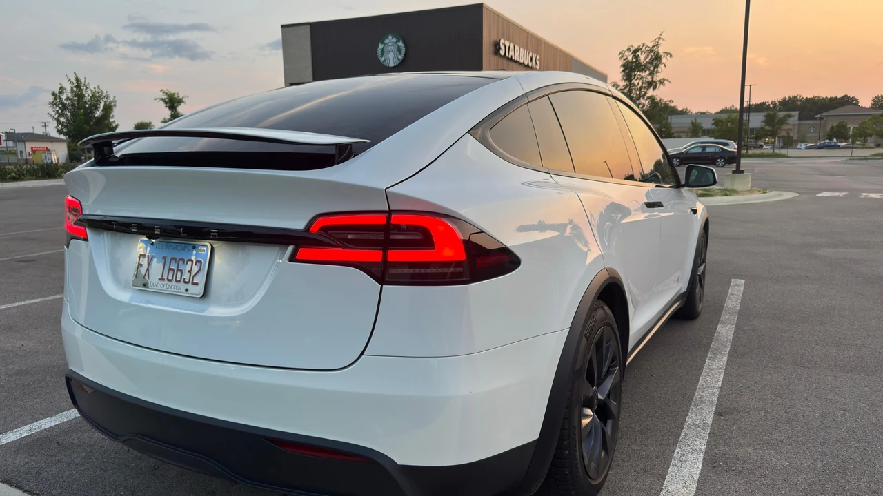 2023 Tesla Model X - Image 13 of 31