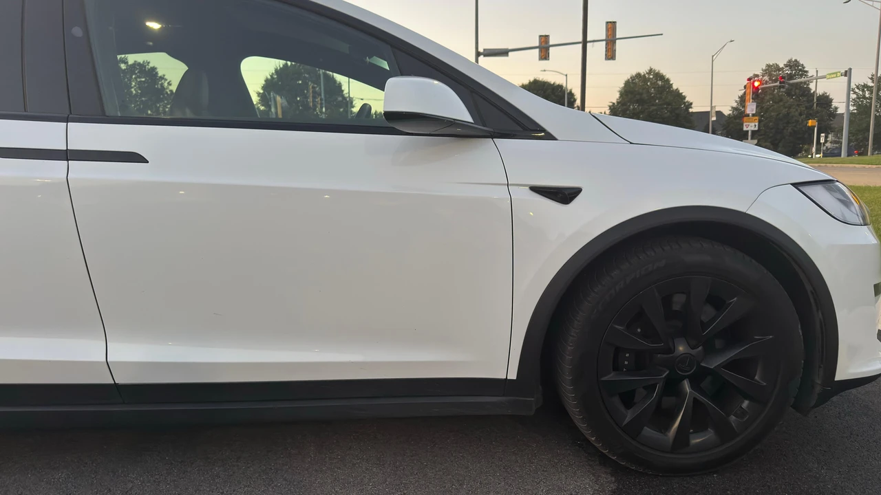 2023 Tesla Model X - Image 25 of 31