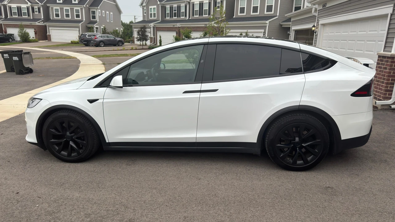 2023 Tesla Model X - Image 9 of 31