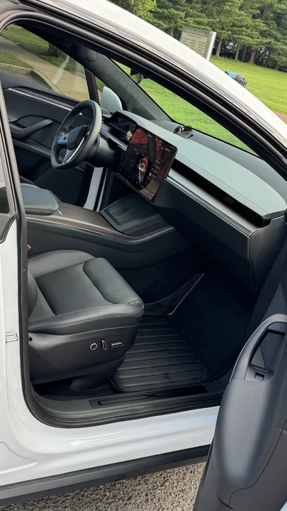 2023 Tesla Model X - Image 13 of 21