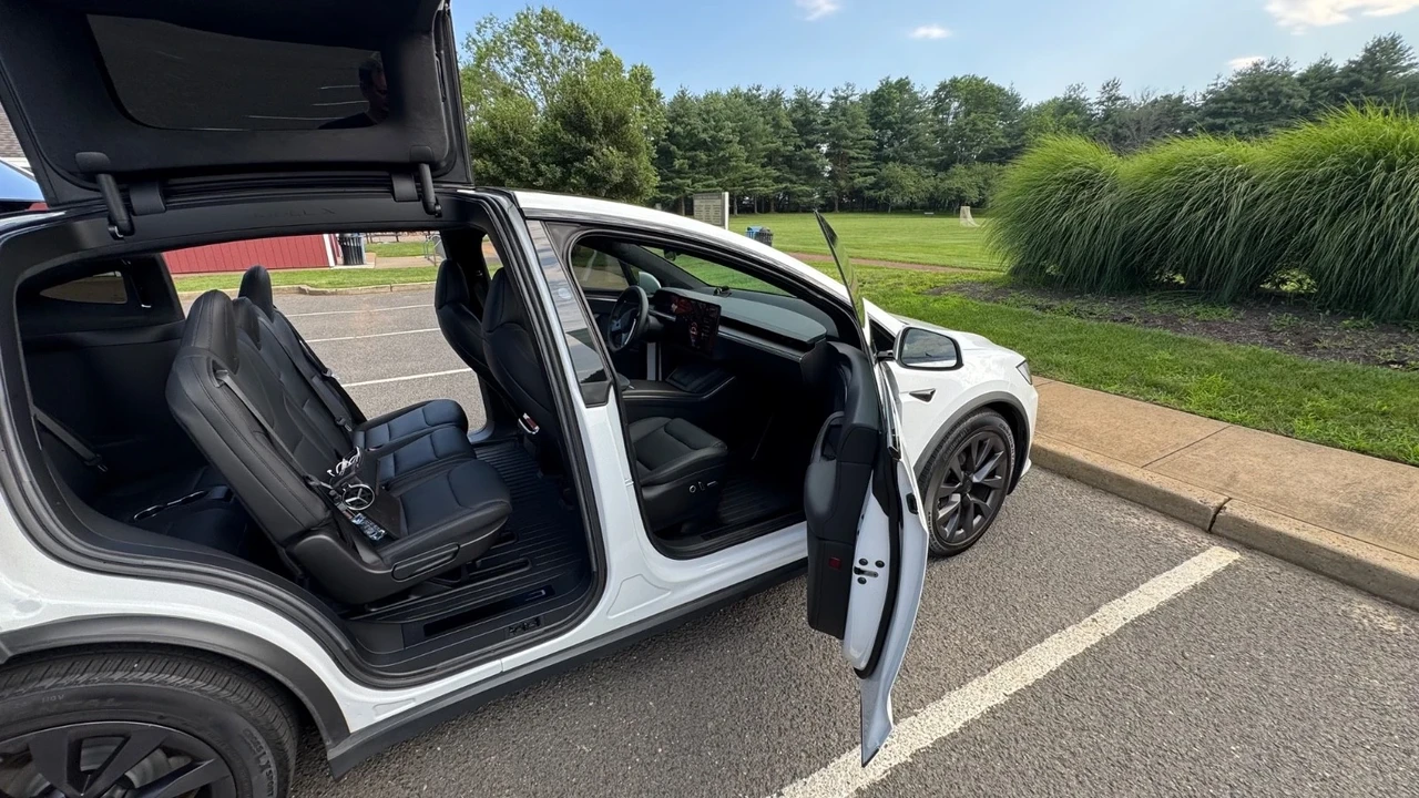 2023 Tesla Model X - Image 15 of 21