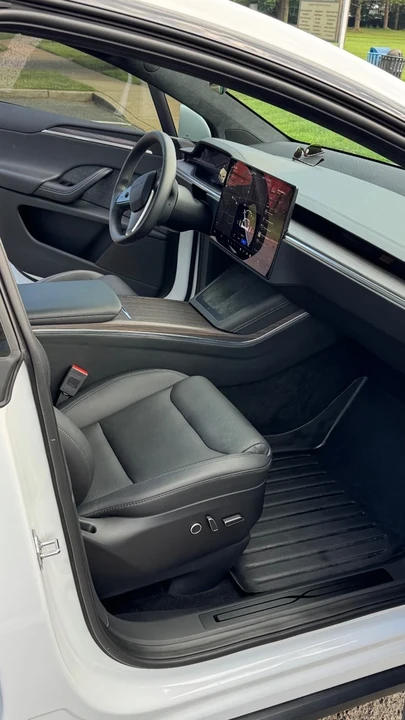 2023 Tesla Model X - Image 12 of 21