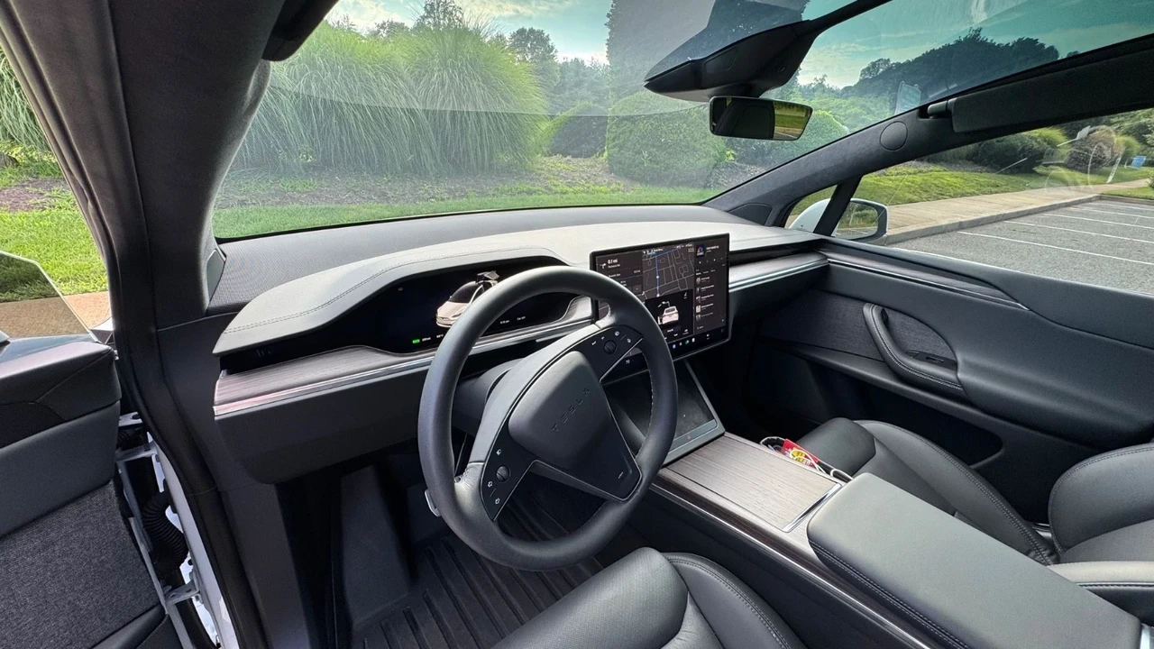 2023 Tesla Model X - Image 17 of 21