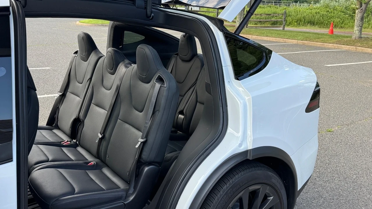 2023 Tesla Model X - Image 9 of 21