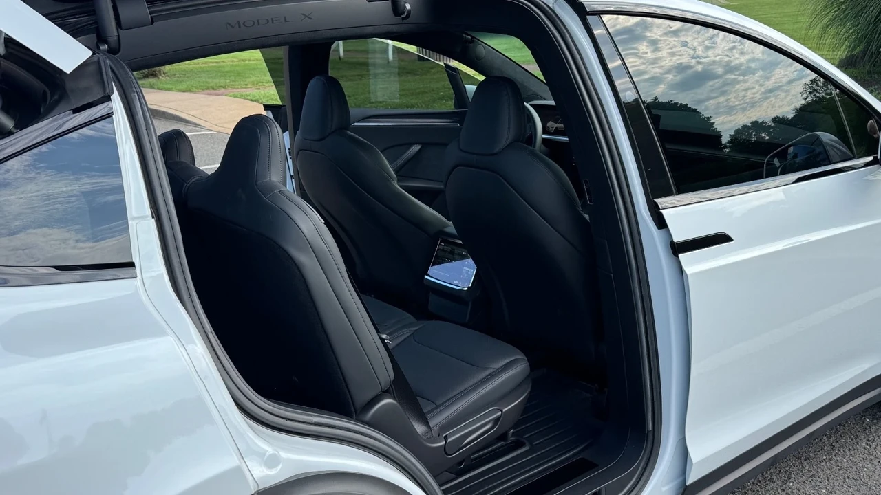 2023 Tesla Model X - Image 11 of 21