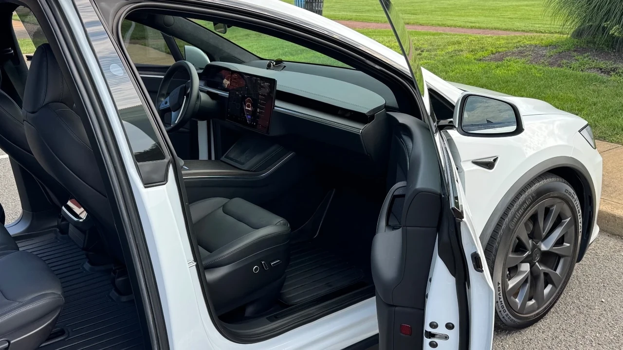 2023 Tesla Model X - Image 14 of 21