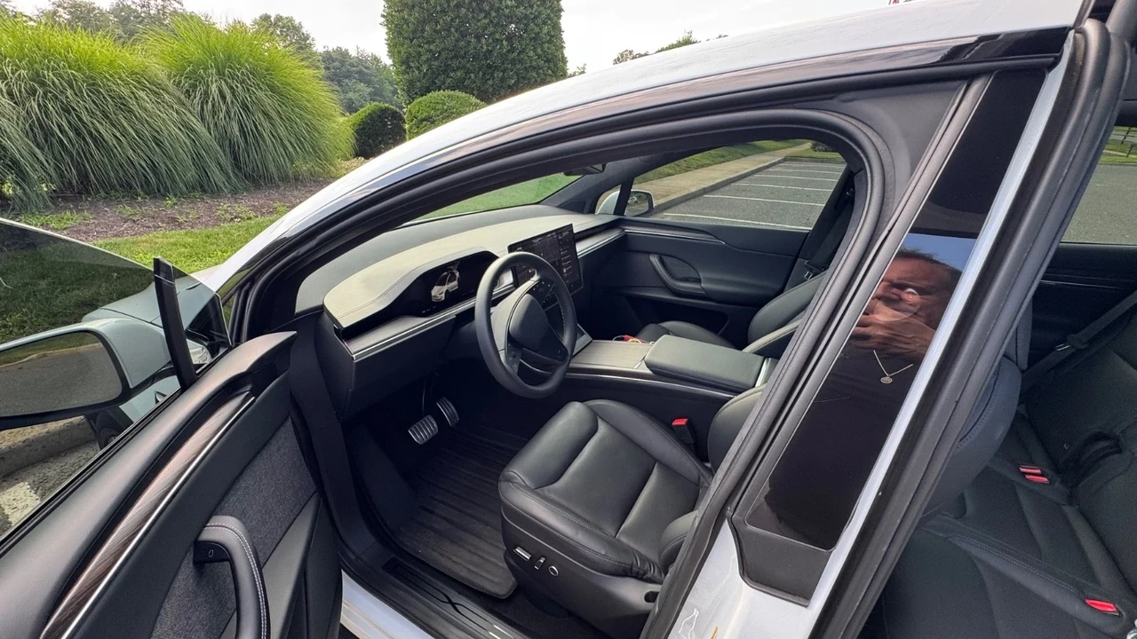 2023 Tesla Model X - Image 16 of 21