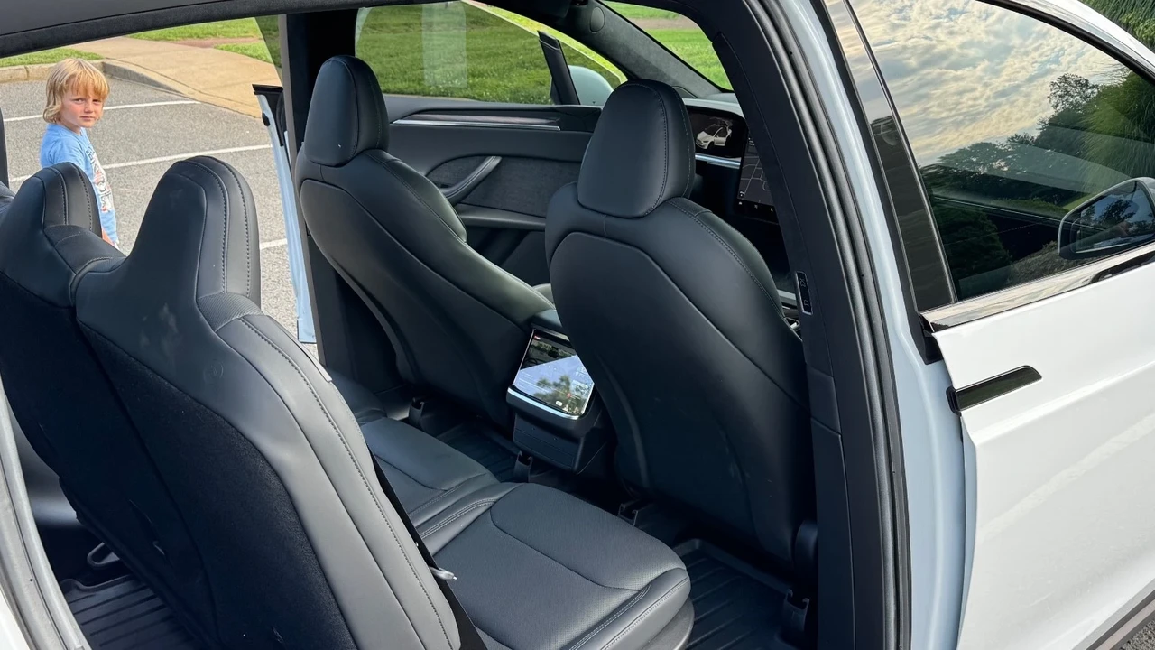 2023 Tesla Model X - Image 10 of 21