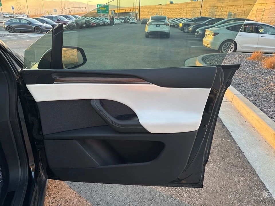 2023 Tesla Model X - Image 18 of 21