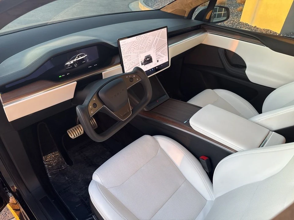 2023 Tesla Model X - Image 11 of 21