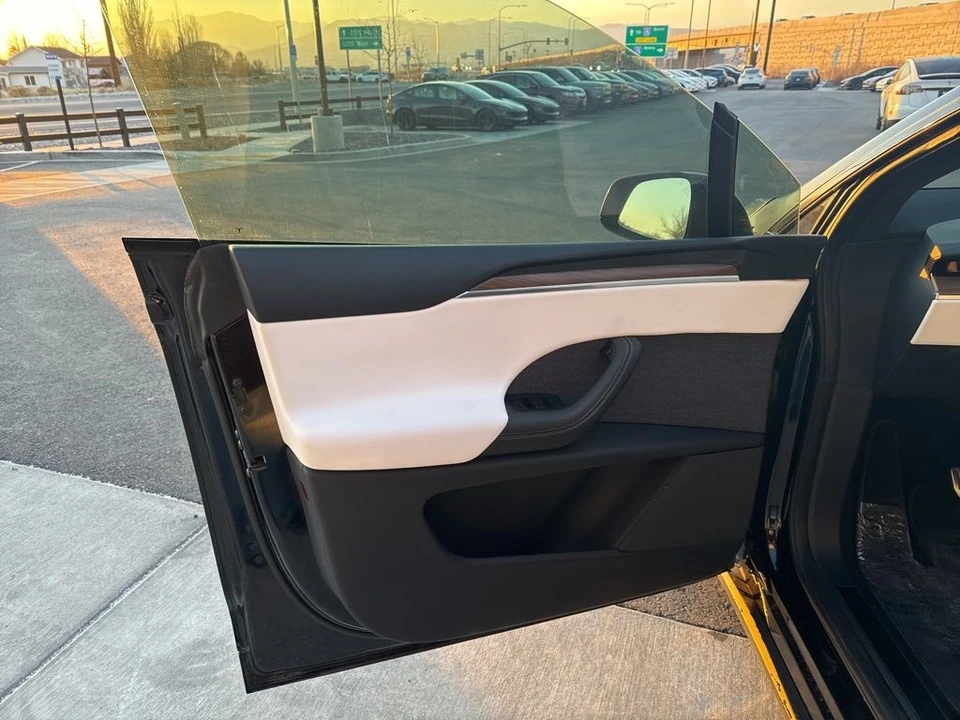 2023 Tesla Model X - Image 10 of 21