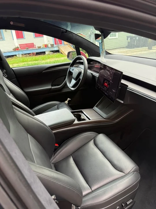 2023 Tesla Model X - Image 8 of 10