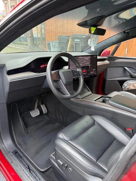2023 Tesla Model X - Image 9 of 10